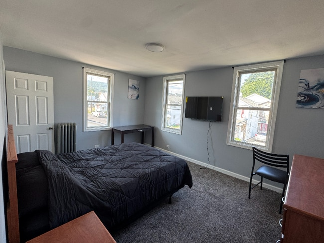 Building Photo - 450 Walnut St Rental