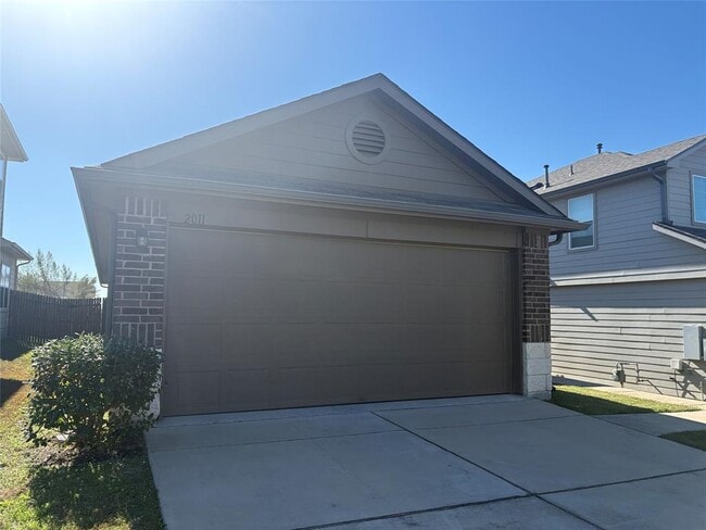 Building Photo - 2011 Langdale Ln