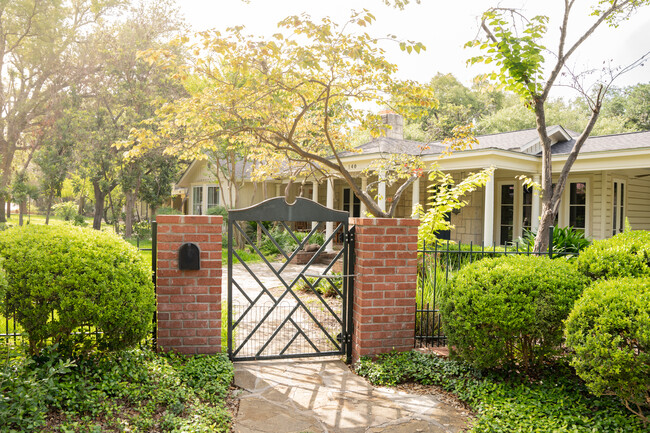 Fully fenced front and back - 140 W Fair Oaks Pl House