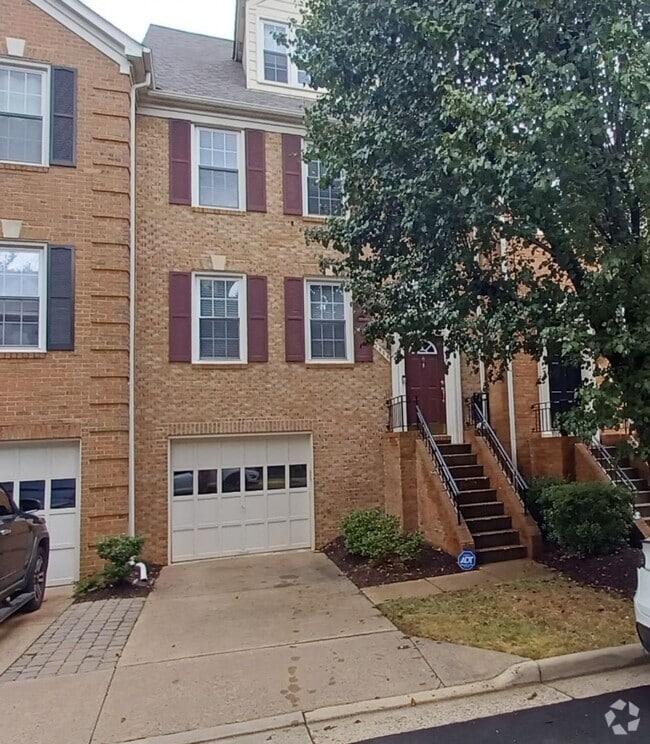 Building Photo - Luxurious And Spacious 3 Bed 2 Bath Brick ... Rental