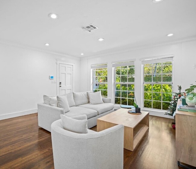 Photo - 300 Manor Pl