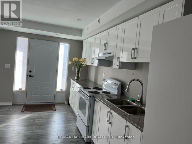 Photo - 3029 Finch Ave W