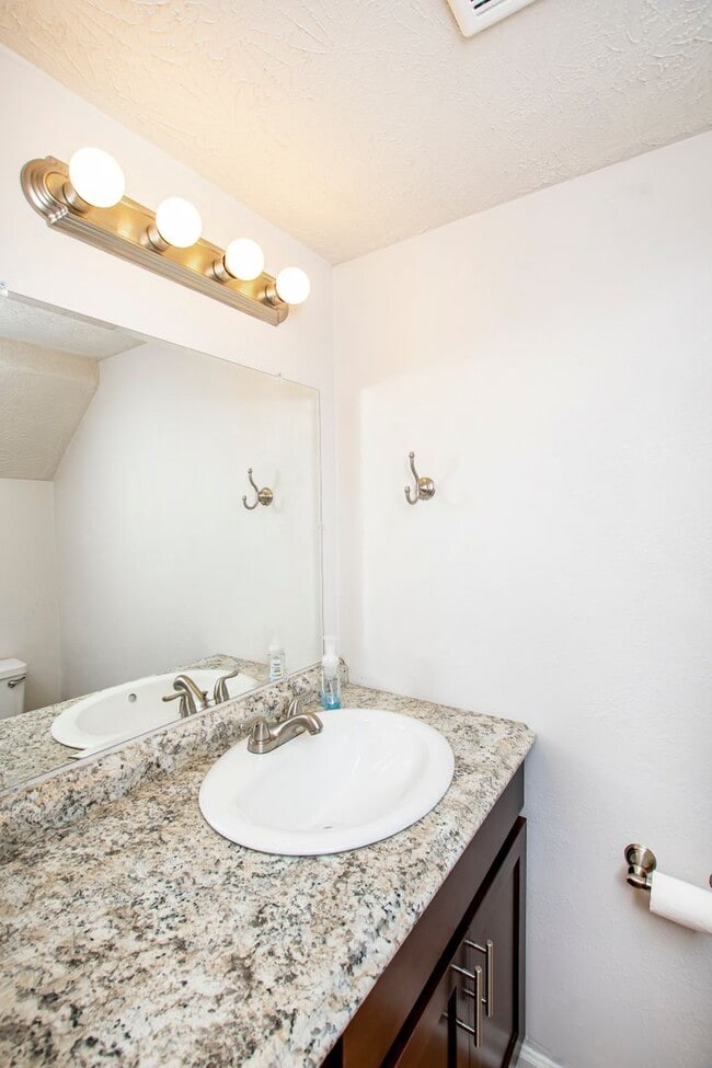 Building Photo - 8457 Governor Dr Unit 8457-C