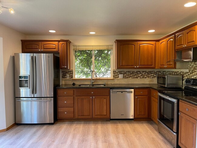 Building Photo - CLICK "REQUEST A TOUR" NOW!