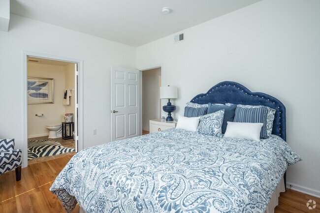 2BR, 2BA - 1253SF - Bedroom