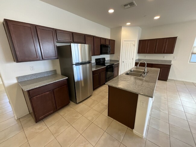 Photo - "Charming 3-Bed Oasis with Modern Comfort ...