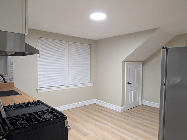 Cocina 2 - 1109 W James St