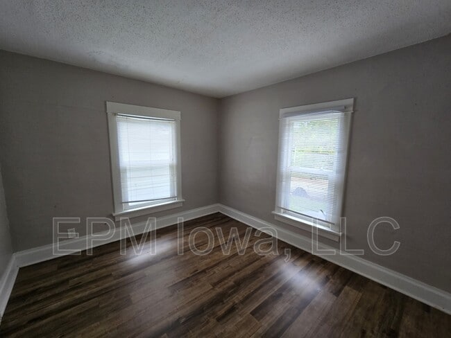 Building Photo - 408 1/2 Locust St Rental