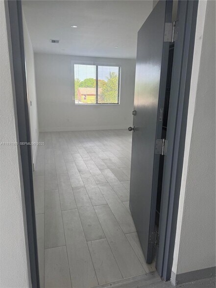 Photo - 1091 E 17th St Unidad 402