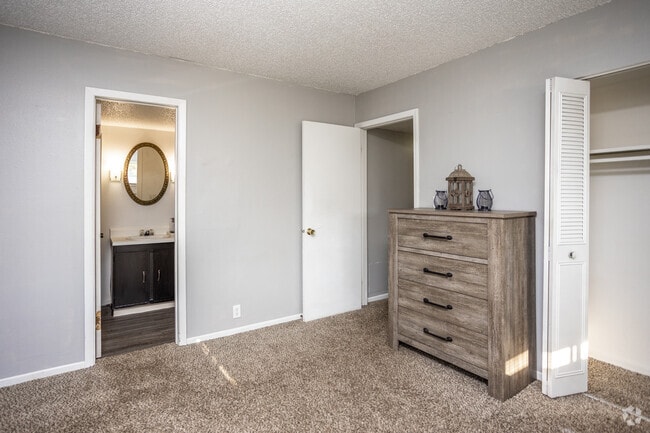 2BR, 2BA - 900 SF