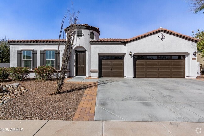 Building Photo - Stunning 4 bedroom, 3 bathroom home in the...