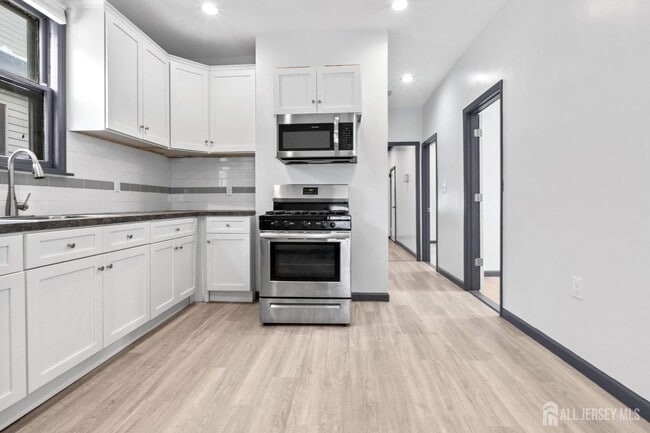 Building Photo - 211 N 13th St Unit 2