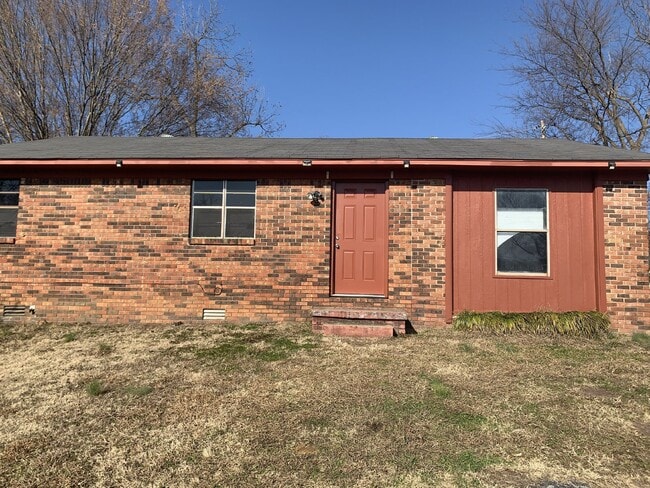 3704 Holland Dr