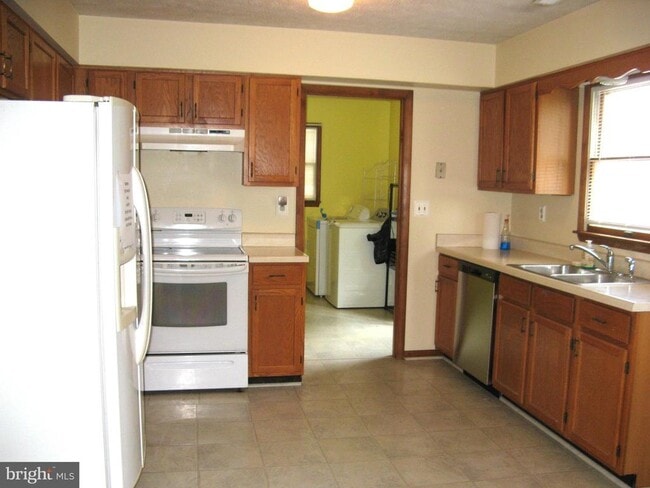 Building Photo - 104 Covington Ln