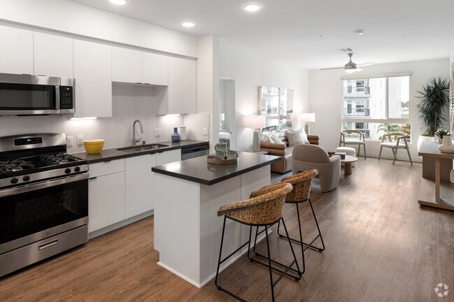 2BR, 2BA - 977SF