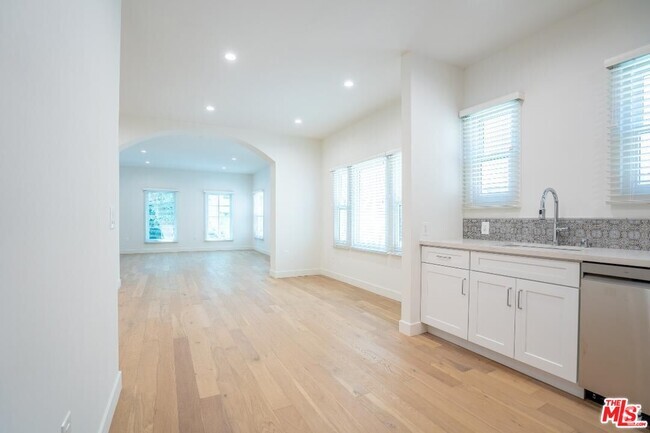 Building Photo - 6511 Orange St Rental
