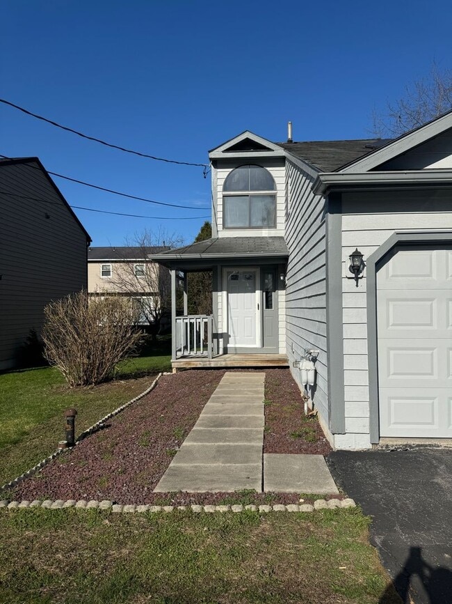 Building Photo - 2 Bedroom Townhouse for Rent in Syracuse!