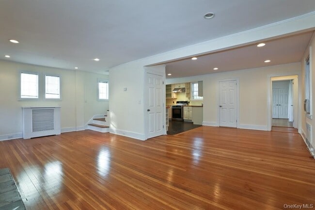Photo - 215 Maple Ave
