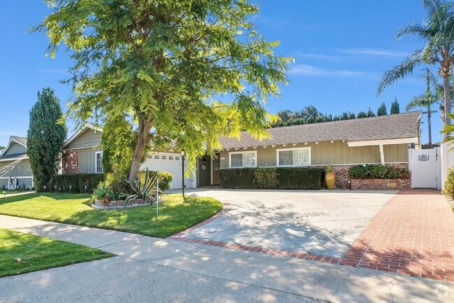 Building Photo - "Spacious 4-Bedroom Pool Haven in Tustin" Rental