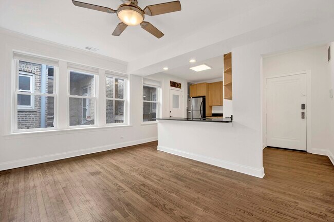 Photo - 2234 W Roscoe St