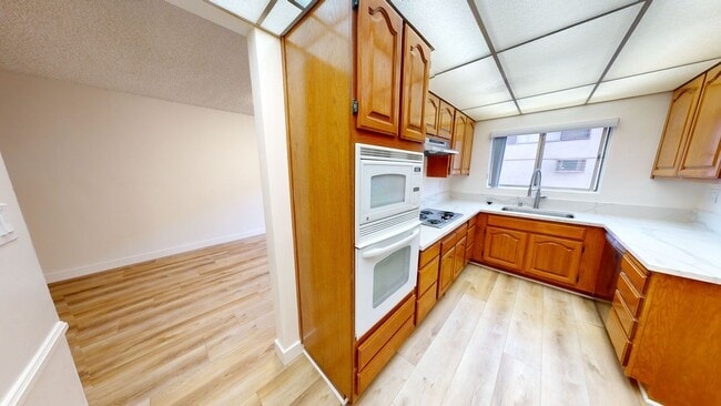 Photo - Encino Towers