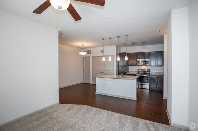 1BR, 1BA - 781 SF