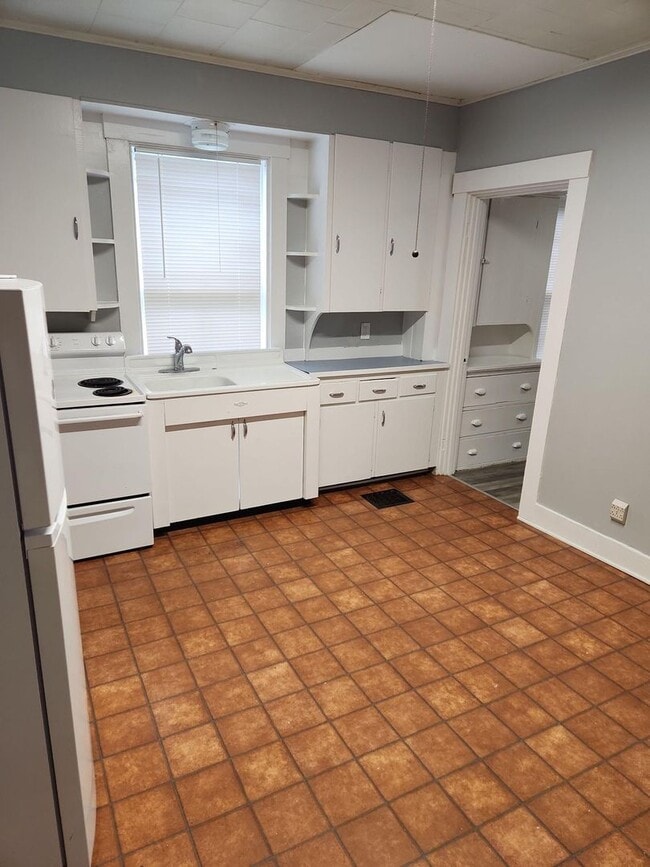 Photo - - Walking distance to Downtown Ellsworth -... Unit Apt. 1
