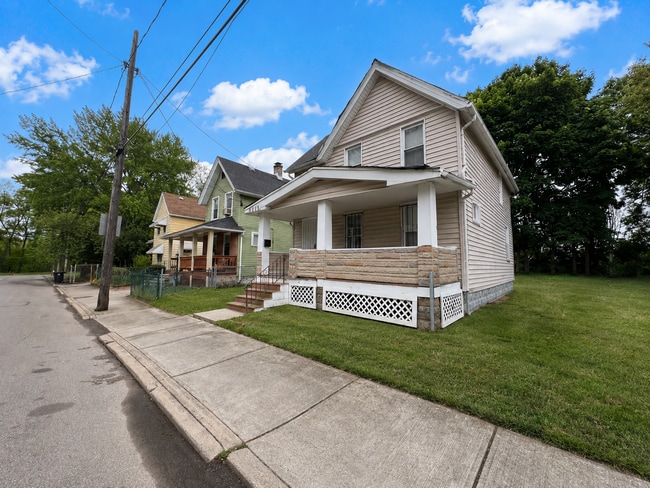 Building Photo - 8400 Medina Ave