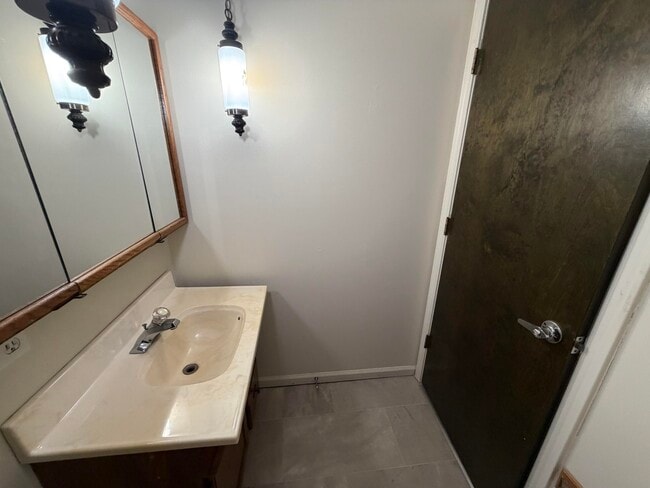 Photo - 23609-2 N 1800-E