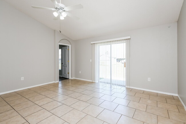 Photo - 5004 Quercus Loop