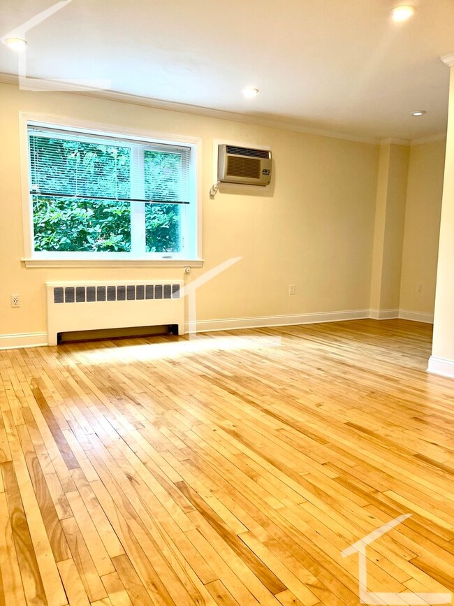 Photo - Beautiful Renovated 1 bed unit for 9/1/2025.
