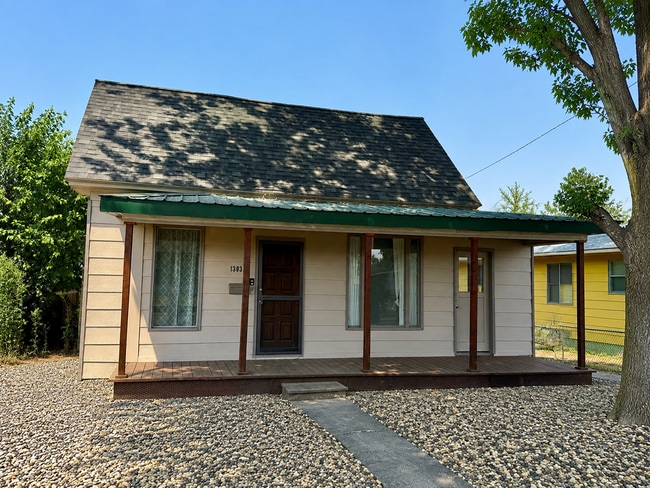 Building Photo - Charming 3-Bedroom Home with Spacious Yards & Modern Comforts in Lewiston