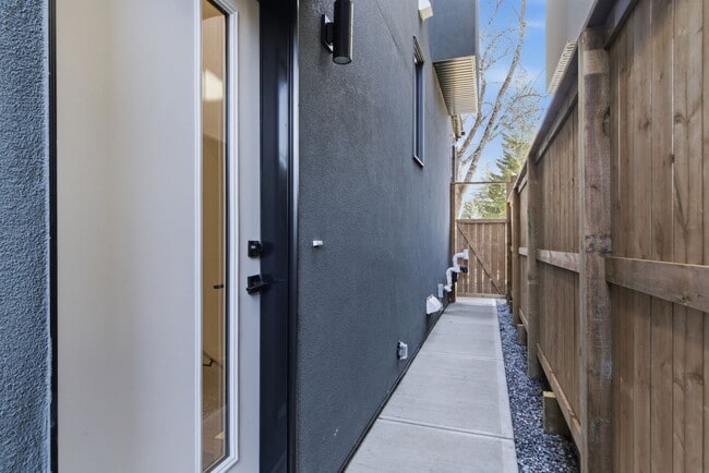 Photo - 3517 42 St SW