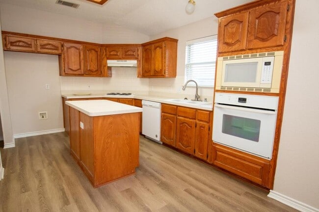 Photo - 1902 Thornhill Way