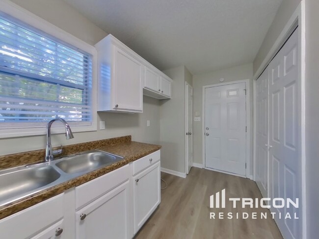 Photo - 520 Sarah's Ln