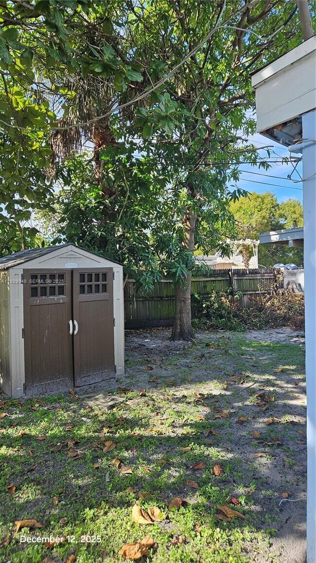 Photo - 1040 N 70th Ave