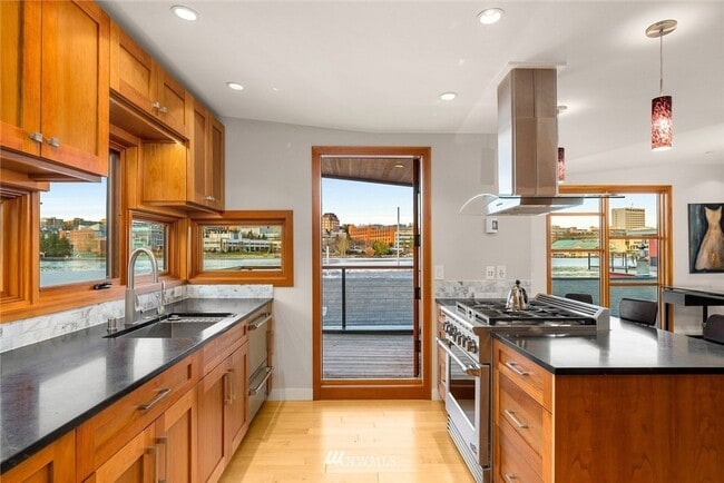 Photo - 3bd/2.5ba Seattle Houseboat