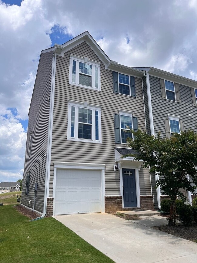 Building Photo - Lovely Townhouse