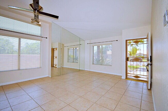3-Bedroom Home, Large backyard
Pet friendly!