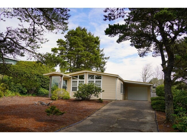 Building Photo - 485 Myeena Loop