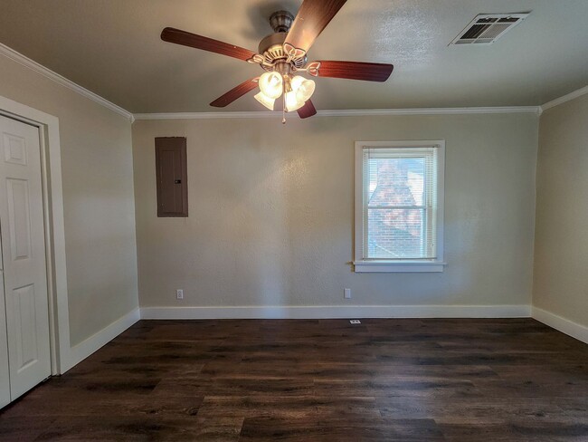 Photo - 1002 N Overland Ct