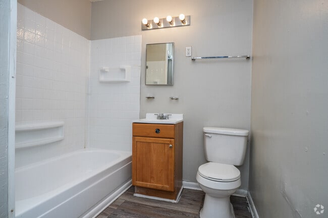 1BR, 1BA - 554SF - Primary Bathroom