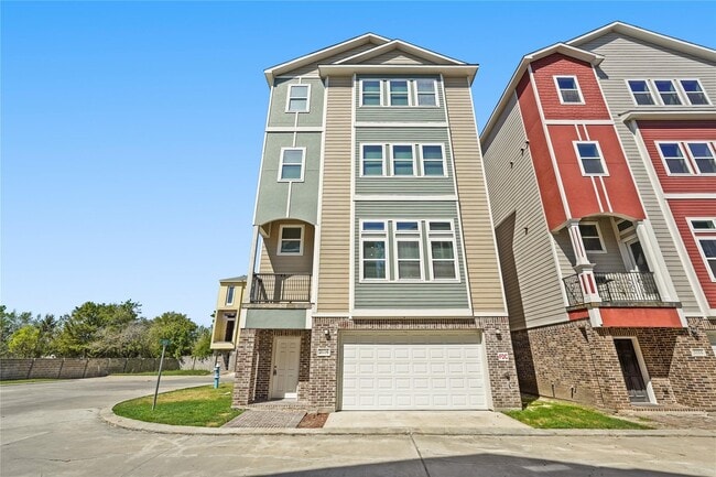 Building Photo - 2116 Bidwell Dr