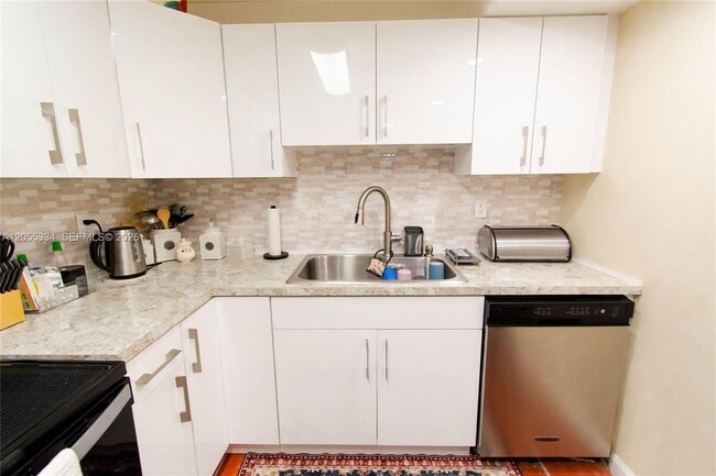 Photo - 1621 Collins Ave Unit 205