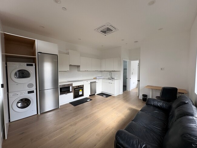 Photo - 670 Jeffrey Ave