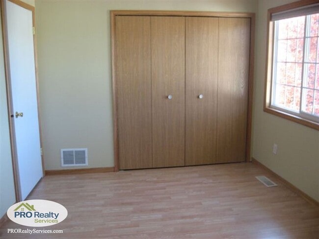 Photo - 3 Bedroom House in Maple Grove