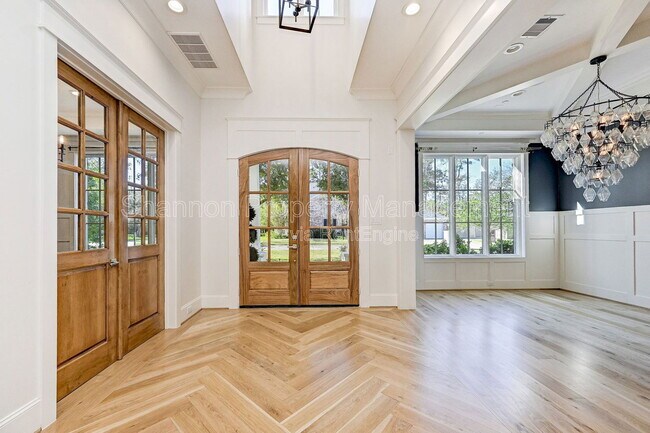 Photo - 718 Magdalene Dr