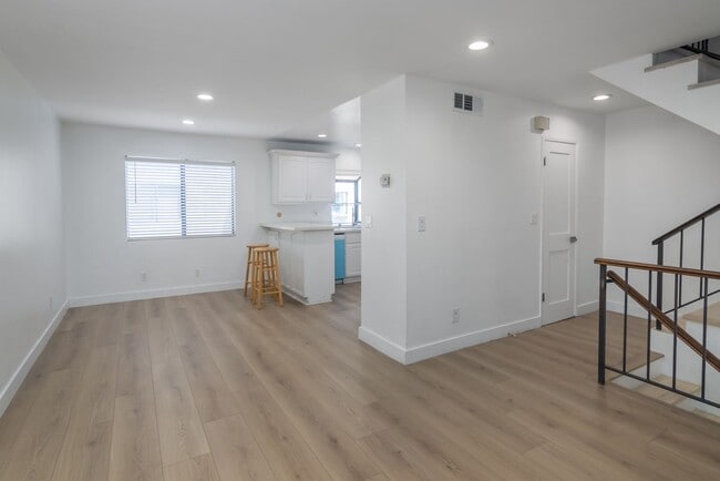 Building Photo - Beautifully Renovated 3-Bedroom Townhome i...