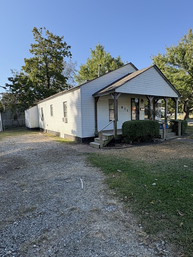 Photo - 631 W 5th