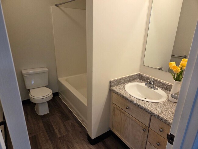 Photo - Sixth & Pine Building